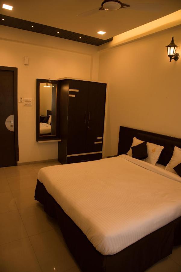 Hotel Rajratna Executive Supe Exterior foto